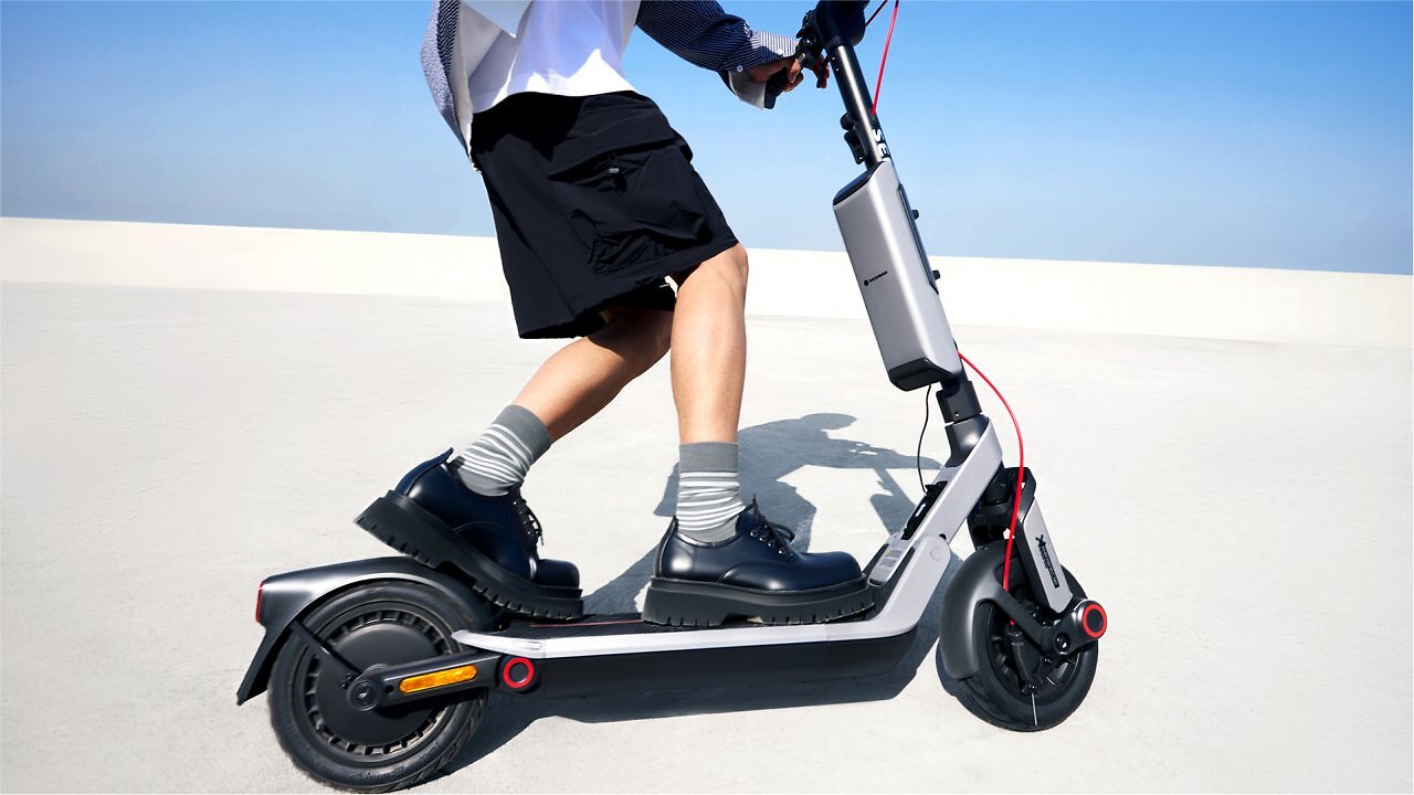 Kind fährt auf dem Segway Ninebot E3 Pro.