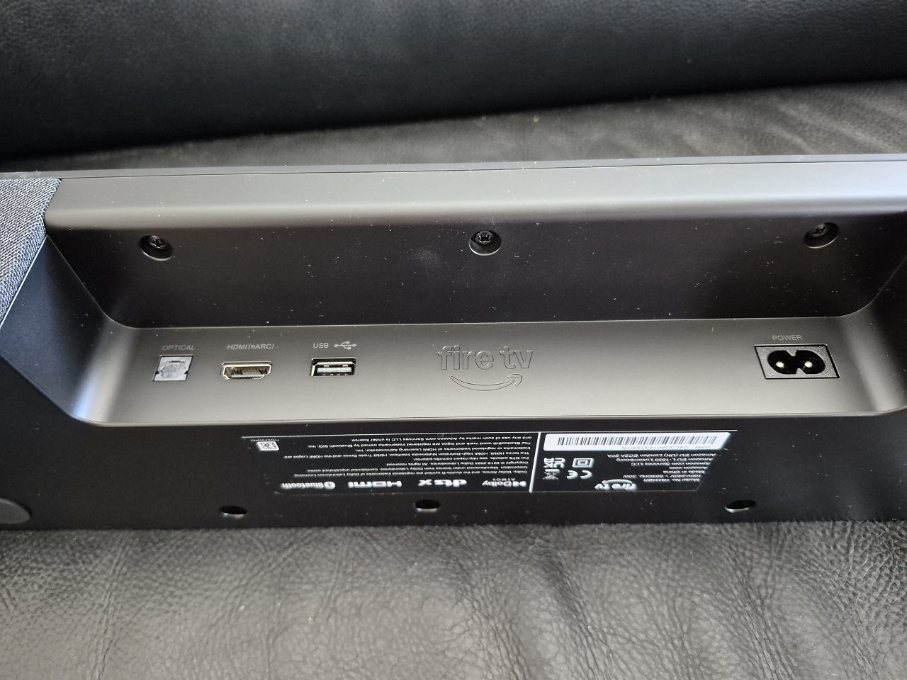 [01/07/2025] TOSLINK, HDMI, und USB als Anschlüsse an der Soundbar.