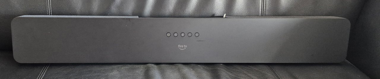 [01/07/2025] Tasten zur einfachen Bedienung an der Oberseite der Fire TV Soundbar.