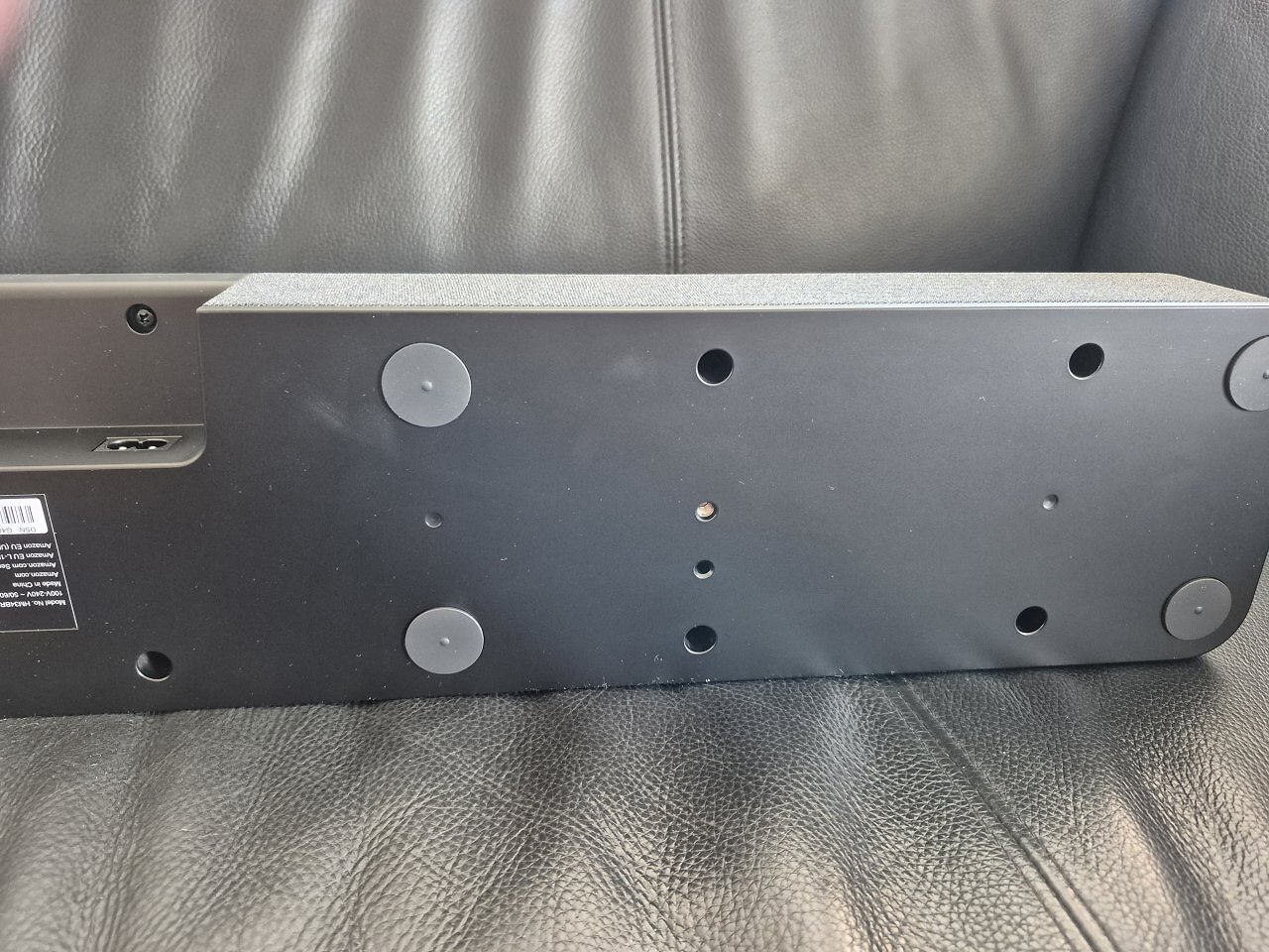 [01/07/2025] Befestigungspunkte der Wandhalterung an der Fire TV Soundbar Plus