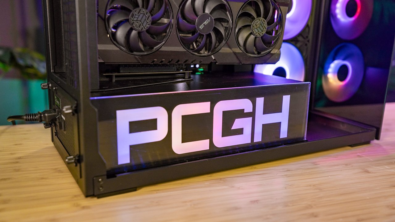 [11/08/2025] Das PCGH-Logo erstrahlt in voller Farbpracht und setzt ein Statement im Gehäuseinneren