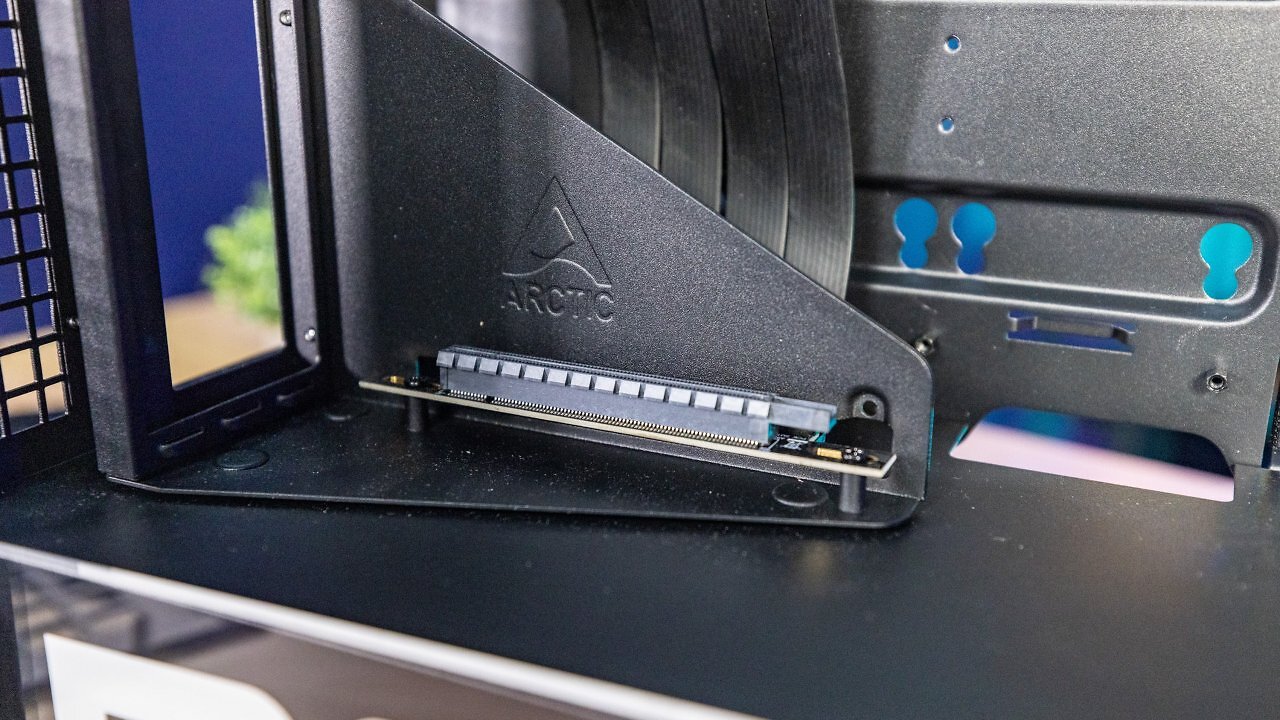 Diese Blende kann den Zugang zum unteren Teil des Mainboards versperren.
