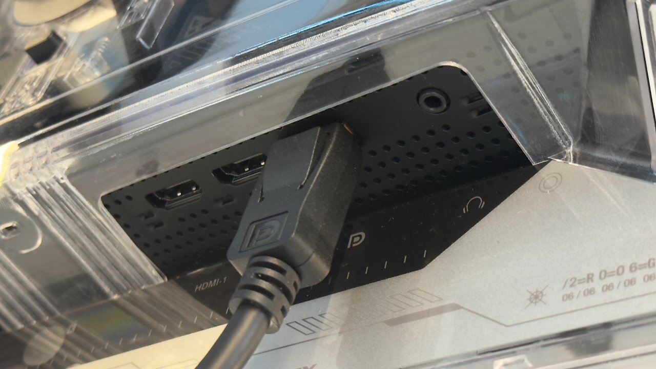 [19/08/2025] Nahaufnahme des Stromanschlusses am ROG Swift OLED