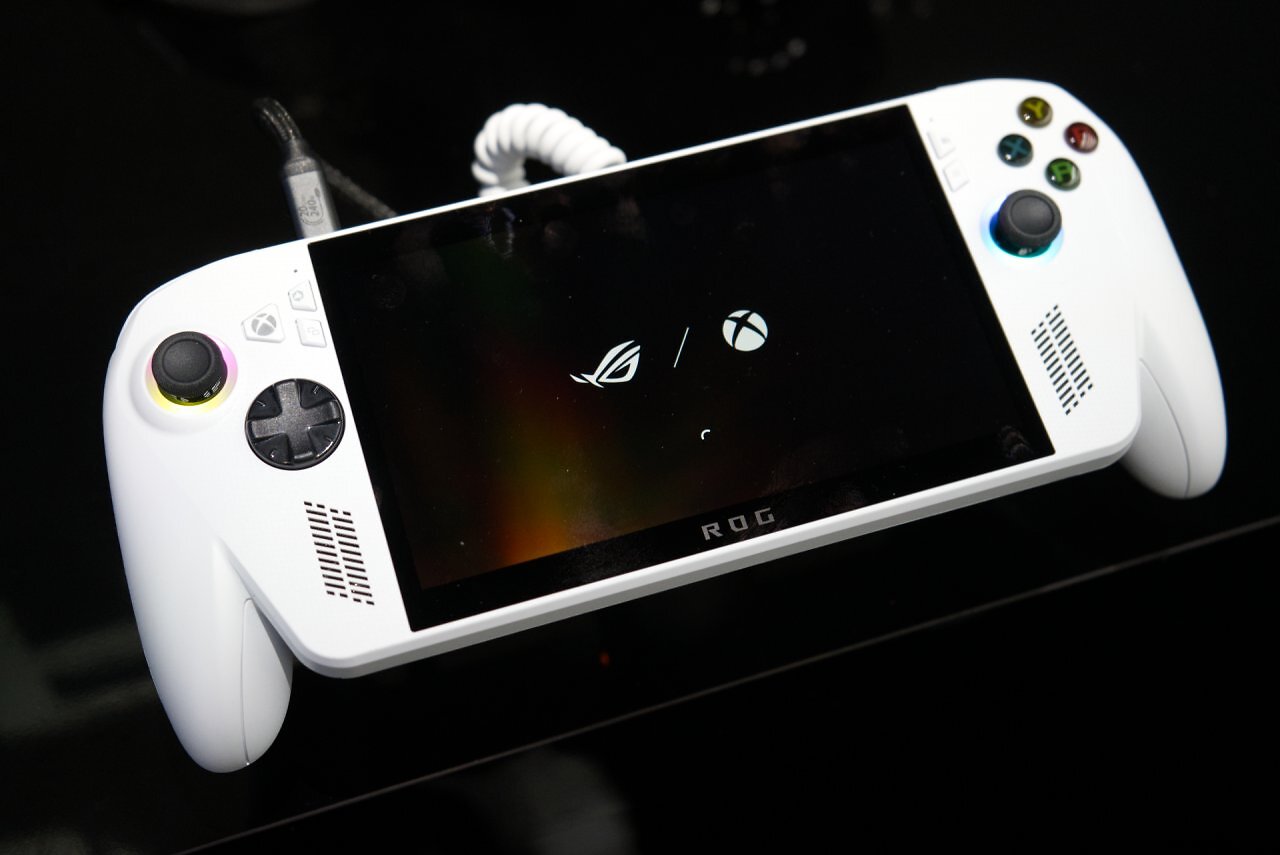 [20/08/2025] Der Bootbildschirm zeigt es bereits: Auf der Gamescom 2025 konnten wir uns das Handheld-Kind aus dem Hause Asus ROG und Microsoft Xbox genauer ansehen.