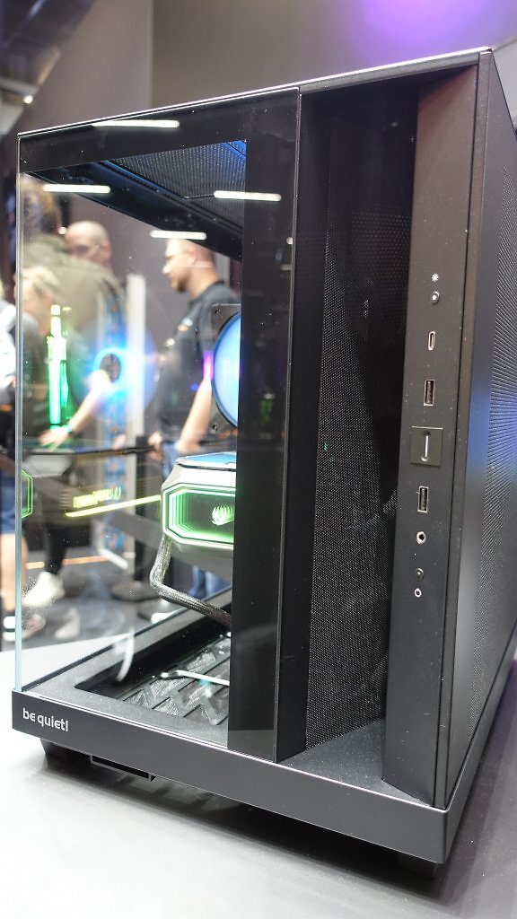 [20/08/2025] Das Be Quiet Light Base 500 mit nach außen ausgerichteten Lüftern auf der Gamescom 2025.