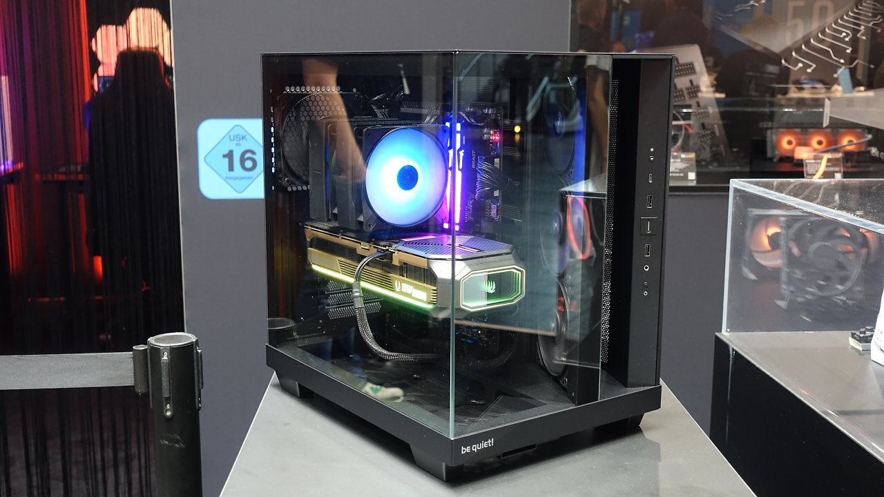 [20/08/2025] Das Be Quiet Light Base 500 im Showcase-Aufbau auf der Gamescom 2025.