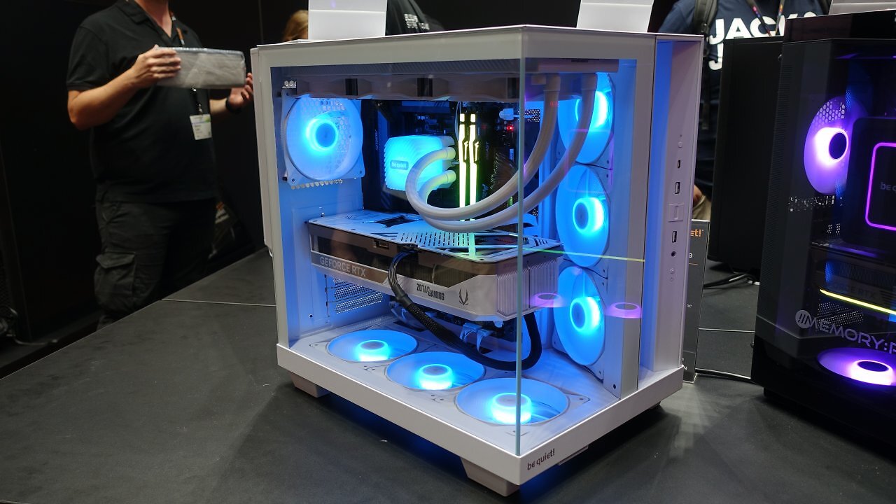 [20/08/2025] Das Be Quiet Light Base 500 LX in der weißen Farbvariante mit ARGB-Beleuchtung.