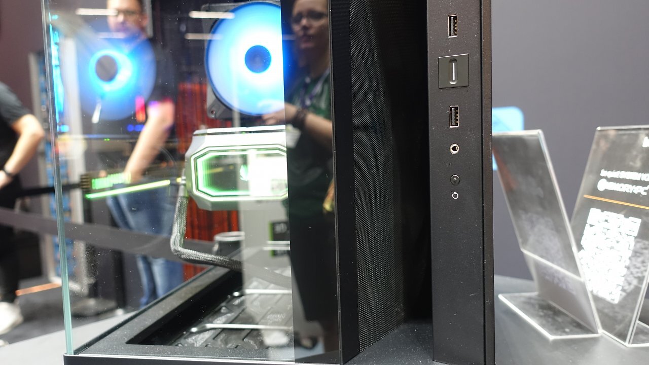 [20/08/2025] Das I/O-Panel des Be Quiet Light Base 500 auf der Gamescom 2025.