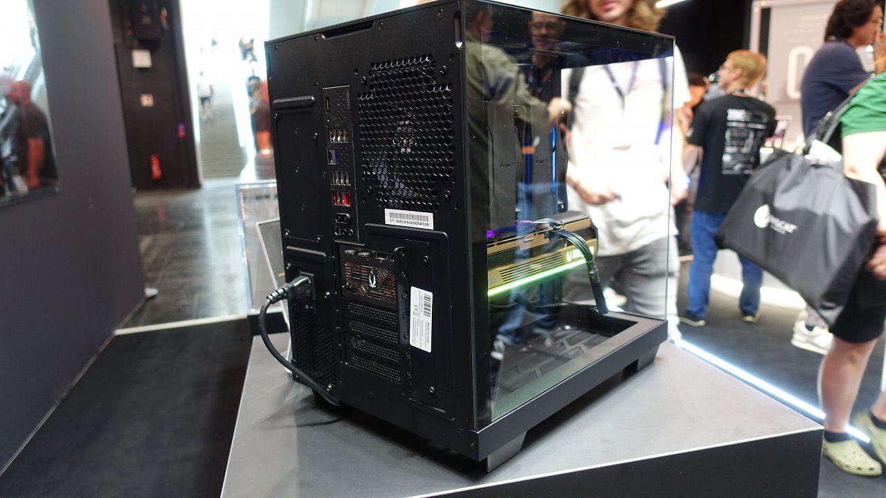[20/08/2025] Rückansicht des Be Quiet Light Base 500 mit eingebauter Hardware.