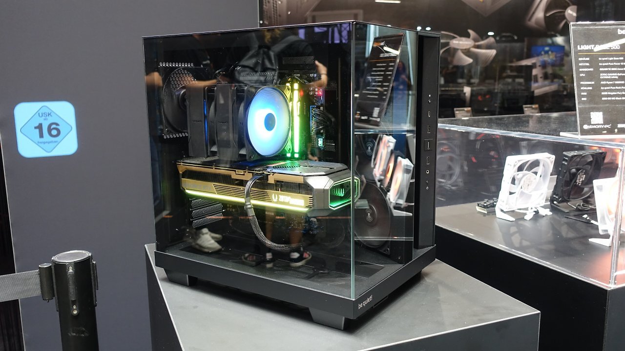 [20/08/2025] Das neue Be Quiet Light Base 500 im Messeaufbau auf der Gamescom 2025.