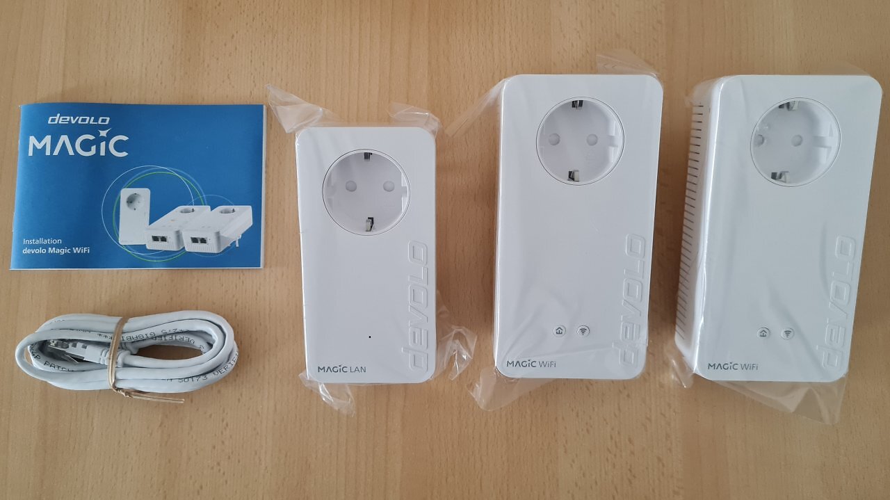 Drei Powerline-Adapter mit Steckdoseneingang