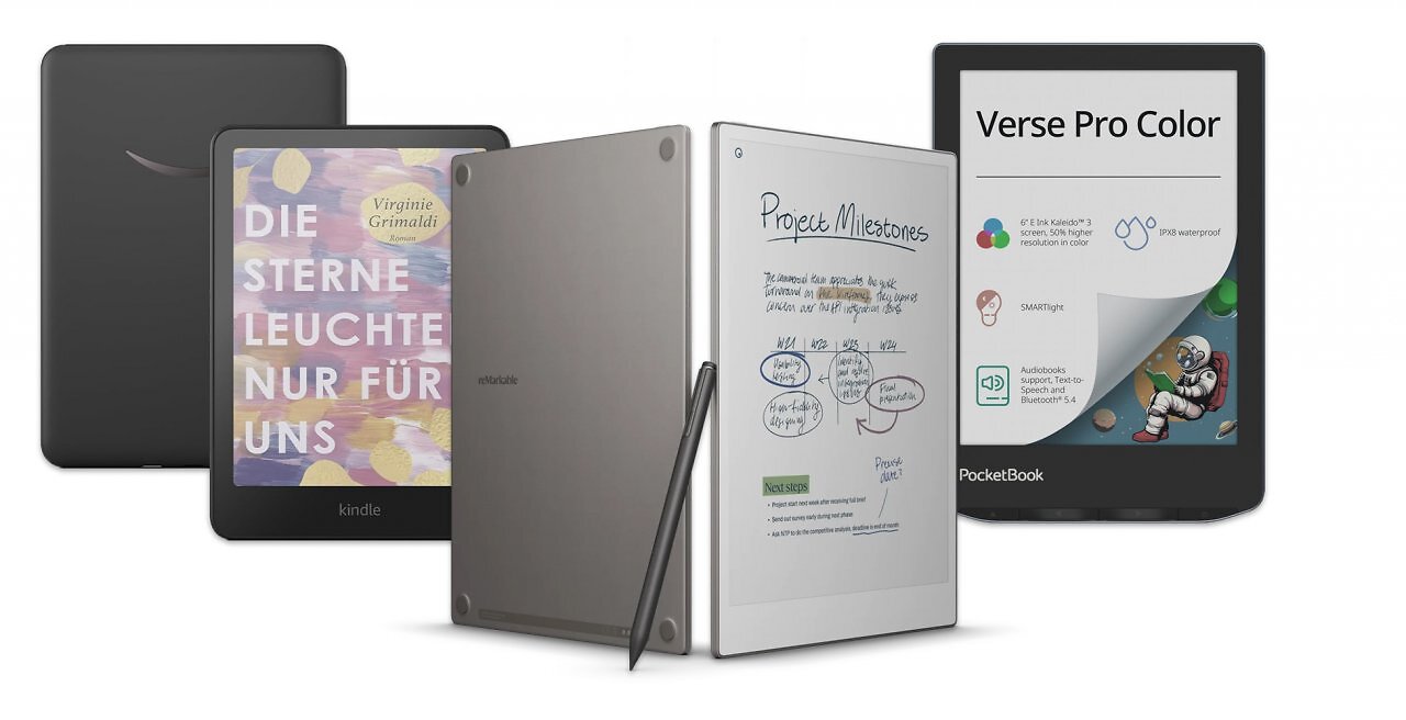 Drei verschiedene E-Book-Reader vor weißem Hintergrund. Sie alle verbindet das farbige E-Ink-Display.