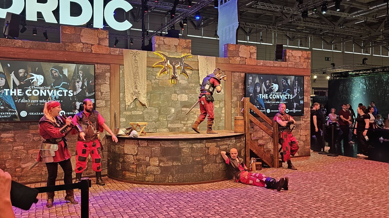 [22/08/2025] Am Stand in Halle 7.1 sorgen Darsteller in Schattenkluft „für Gomez“ neben der Combat-Gameplay-Demo für eine stimmige Gothic-Show und Unterhaltung der Messe-Besucher.