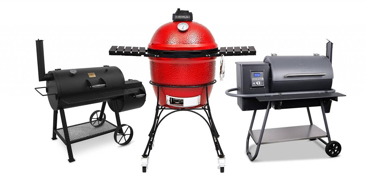 Drei verschiedene Holzkohlegrills beziehungsweise Smoker vor weißem Hintergrund.