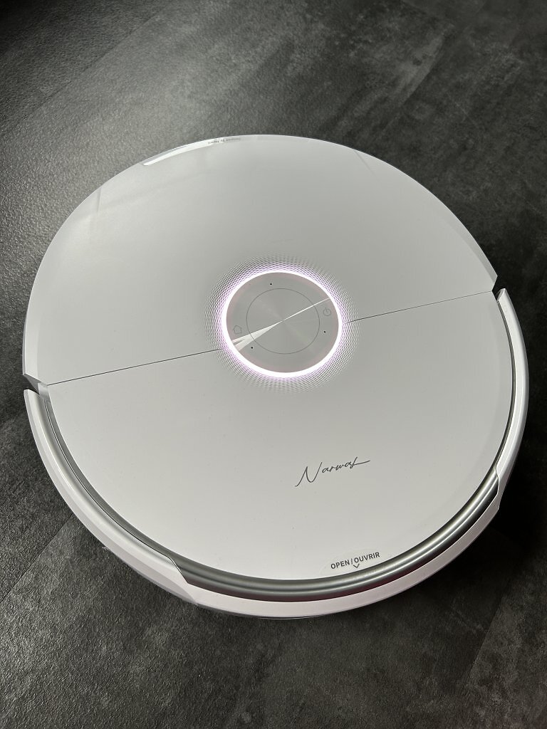 [29/08/2025] Der LED-Ring leuchtet und zeigt so beispielsweise an, dass der Narwal Flow gerade am Arbeiten ist.