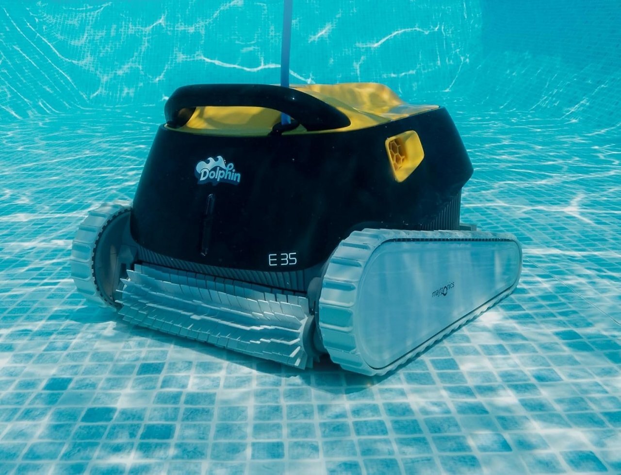 Ein Pool-Roboter im Wasser