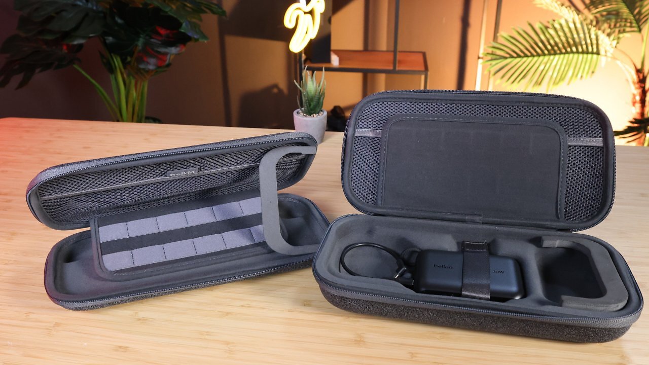 Eine Nintendo Switch 2 mit Schutztaschen auf einem Schreibtisch