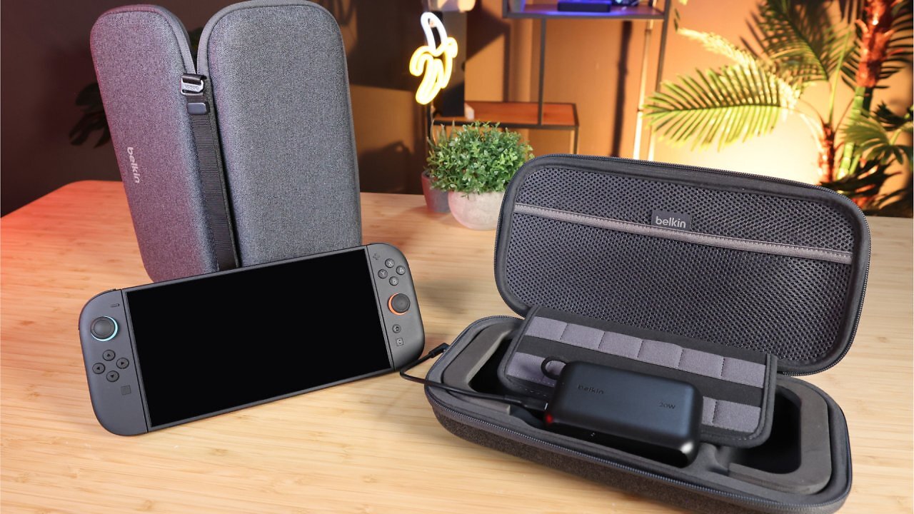 Eine Nintendo Switch 2 mit Schutztaschen auf einem Schreibtisch