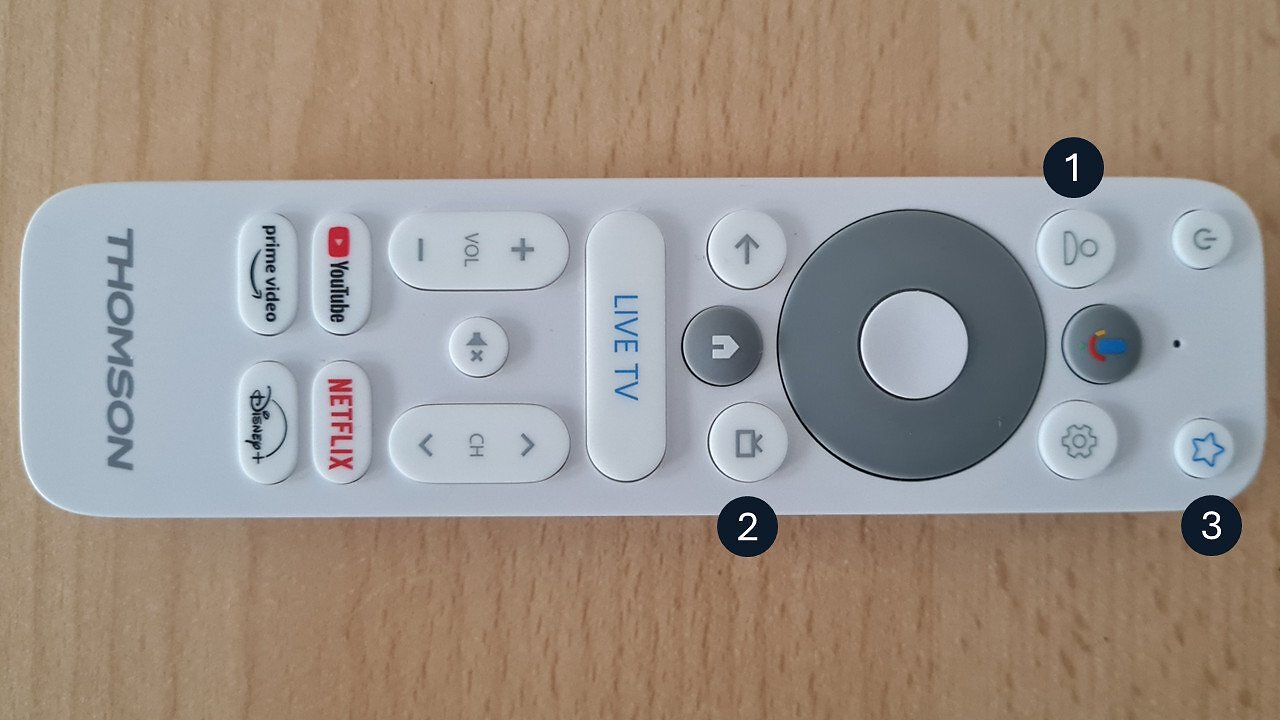 Eine Fernbedienung auf einem Tisch.