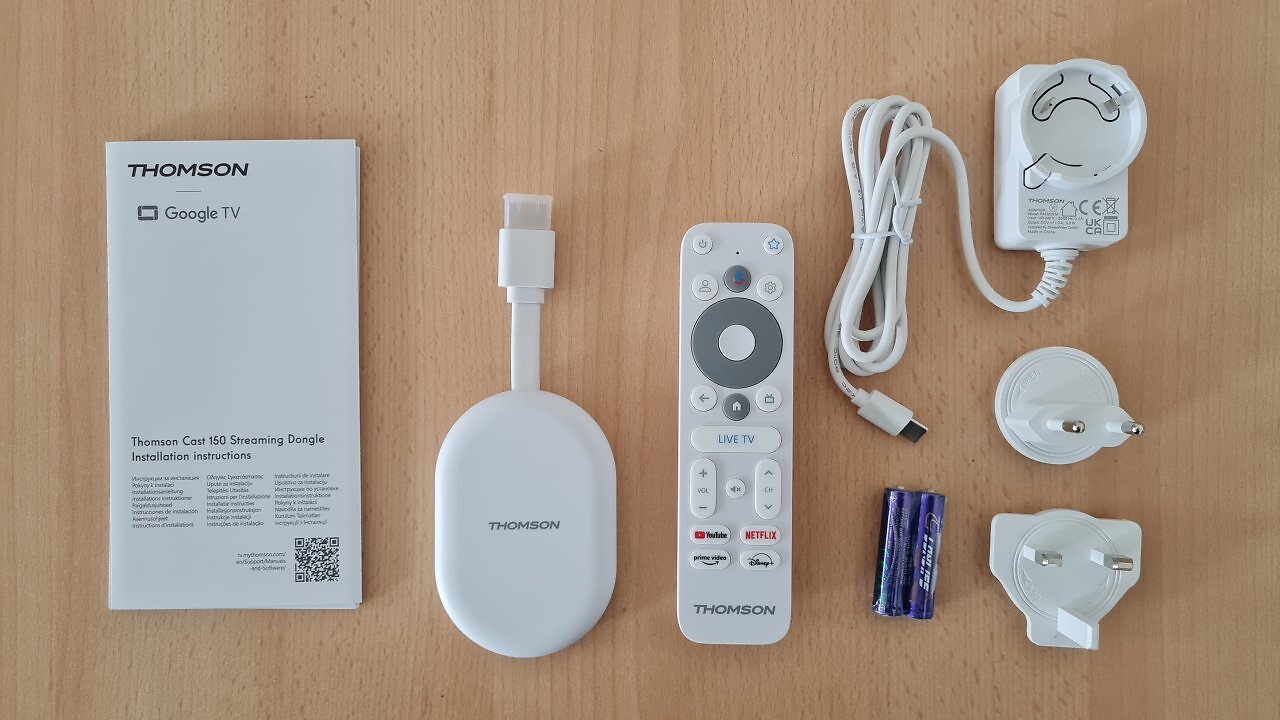 Ein Streaming Stick und Zubehör auf einem Tisch.