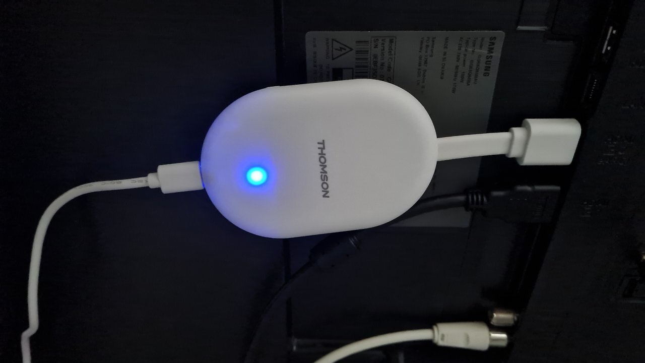 Ein Streaming Stick auf der Rückseite eines Fernsehers.