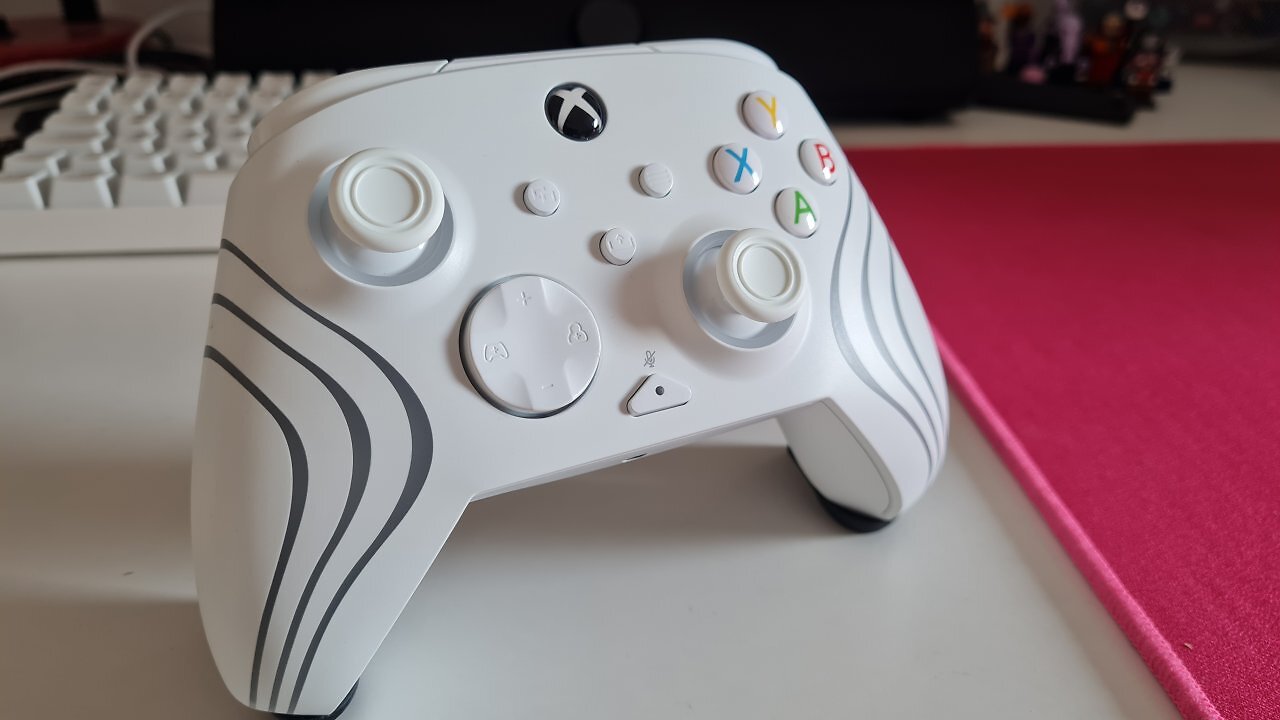 Vorderseite eines wei&szlig;en Controllers auf einem Schreibtisch