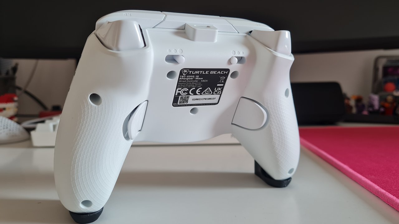 R&uuml;ckseite eines wei&szlig;en Controllers auf einem Schreibtisch
