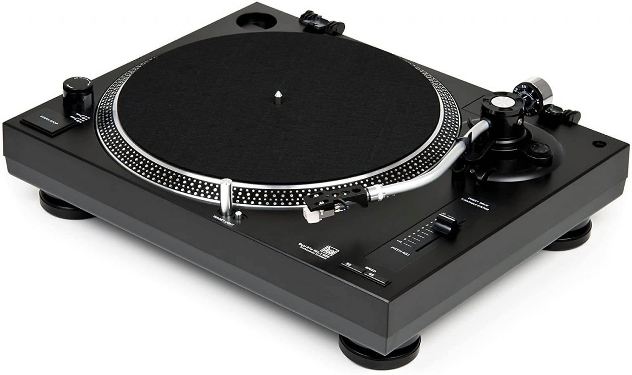 [15/08/2025] Ein Plattenspieler mit Direktantrieb wie der Dual DTJ 301.1 USB erreicht seine Geschwindigkeit nahezu sofort. Er ist besonders bei DJs beliebt, die mit dem USB-Plattenspieler scratchen und per Pitch-Funktion die Geschwindigkeit des Motors und damit auch die des Plattentellers verändern können.