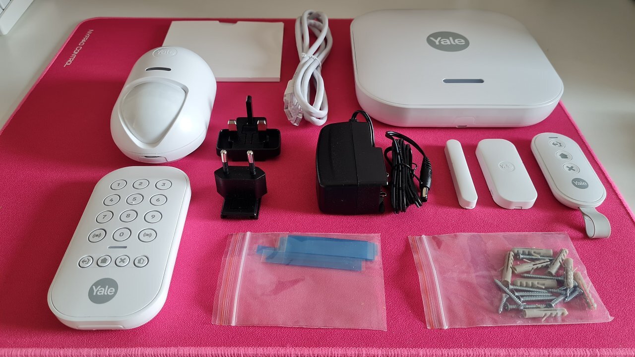 Ein Keypad und viele andere kleine Geräte auf einer pinken Matte