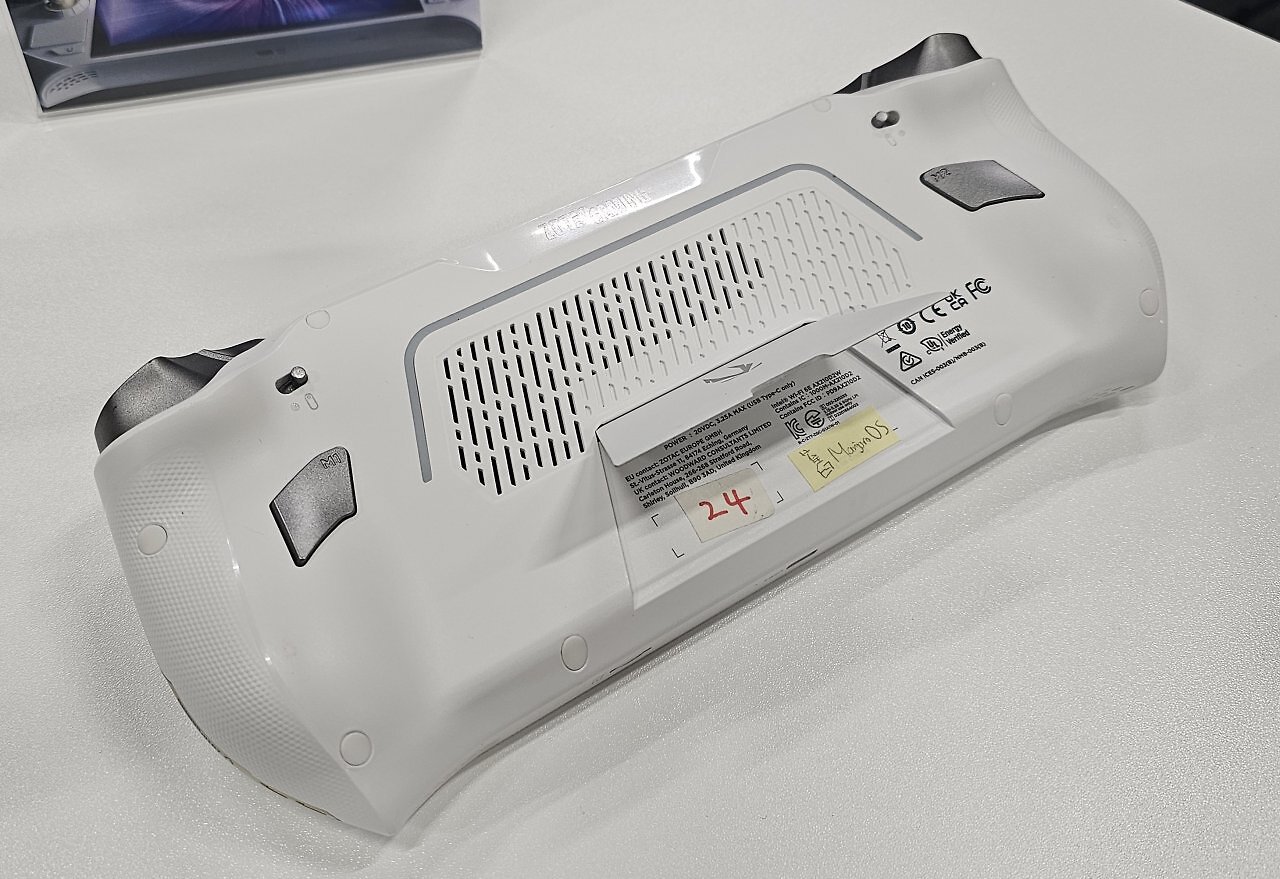 [21/08/2025] Zotac Gaming Zone Pro auf der Gamescom: Handheld mit Ryzen AI 9 HX 370 und Manjaro Linux (3)