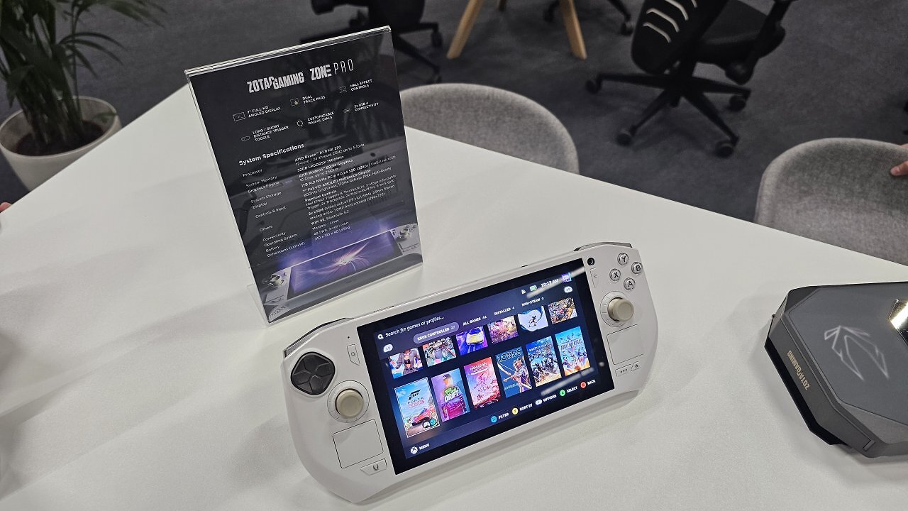 [21/08/2025] Zotac Gaming Zone Pro auf der Gamescom: Handheld mit Ryzen AI 9 HX 370 und Manjaro Linux (1)