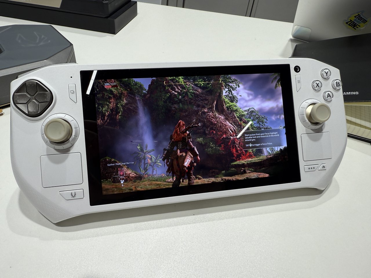 [21/08/2025] Zotac Gaming Zone Pro auf der Gamescom: Handheld mit Ryzen AI 9 HX 370 und Manjaro Linux (12)