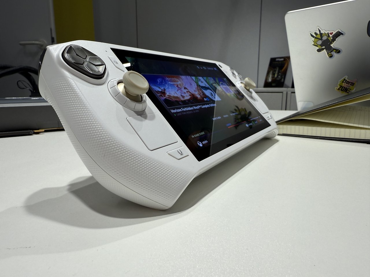 [21/08/2025] Zotac Gaming Zone Pro auf der Gamescom: Handheld mit Ryzen AI 9 HX 370 und Manjaro Linux (16)