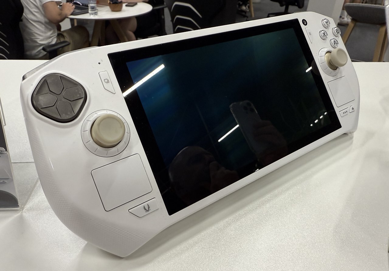 [21/08/2025] Zotac Gaming Zone Pro auf der Gamescom: Handheld mit Ryzen AI 9 HX 370 und Manjaro Linux (5)