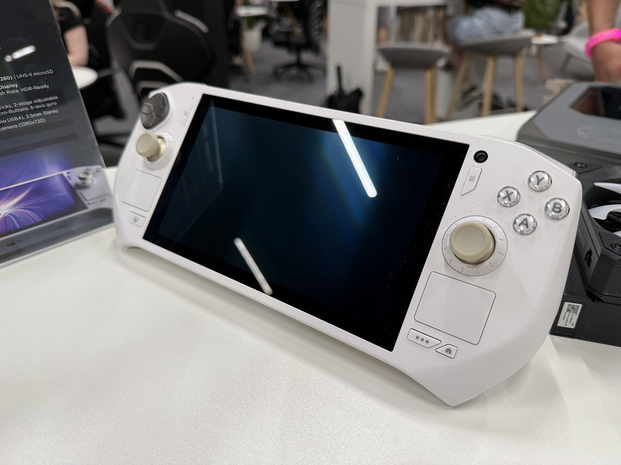 [21/08/2025] Zotac Gaming Zone Pro auf der Gamescom: Handheld mit Ryzen AI 9 HX 370 und Manjaro Linux (6)