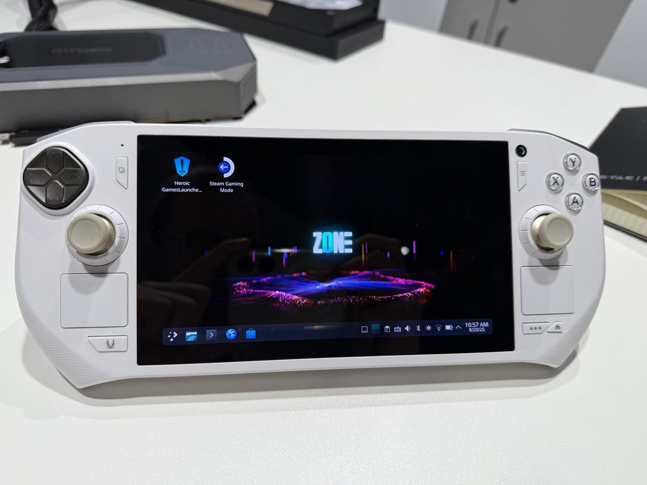 [21/08/2025] Zotac Gaming Zone Pro auf der Gamescom: Handheld mit Ryzen AI 9 HX 370 und Manjaro Linux (8)