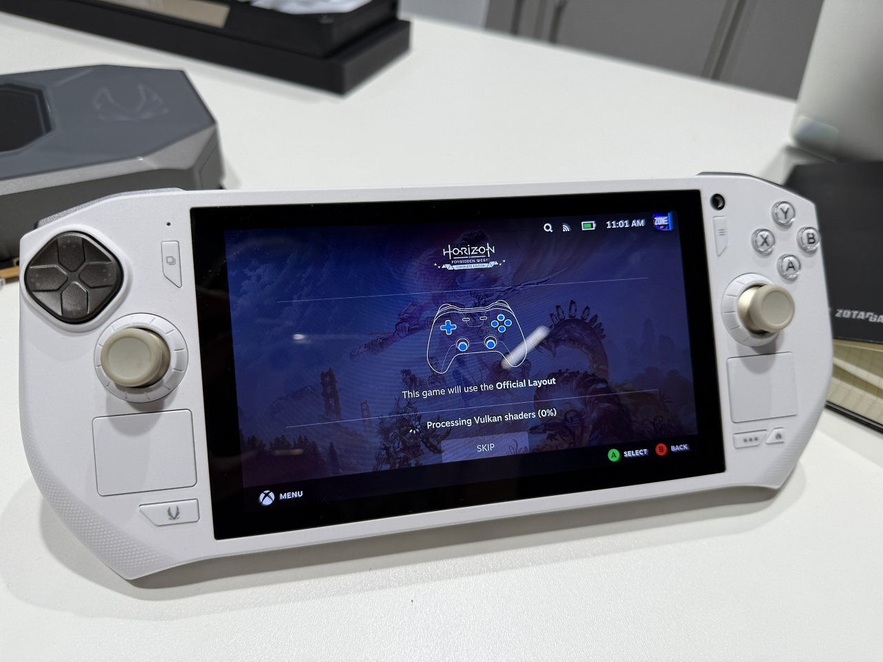[21/08/2025] Zotac Gaming Zone Pro auf der Gamescom: Handheld mit Ryzen AI 9 HX 370 und Manjaro Linux (11)