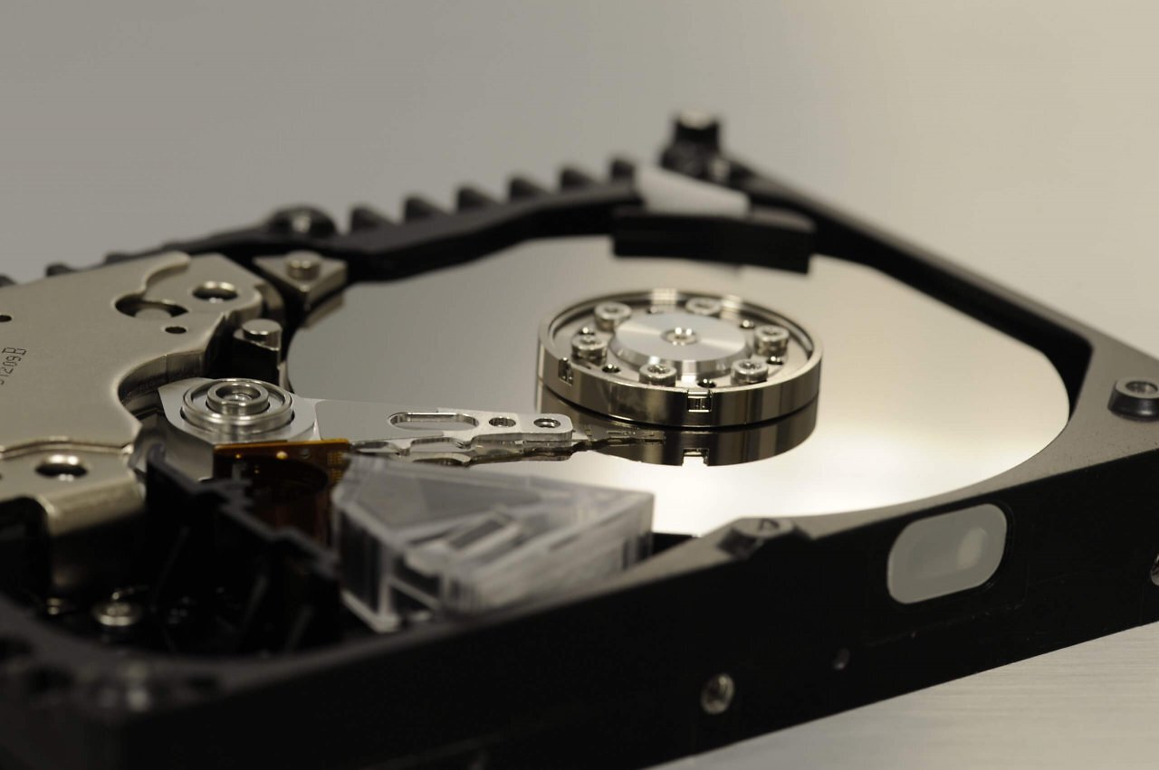 [19/09/2025] Die Festplatte, die Daten auf rotierenden Magnetscheiben, den sogenannten Plattern, speichert, ist noch längst kein Fossil der Datenverarbeitung.