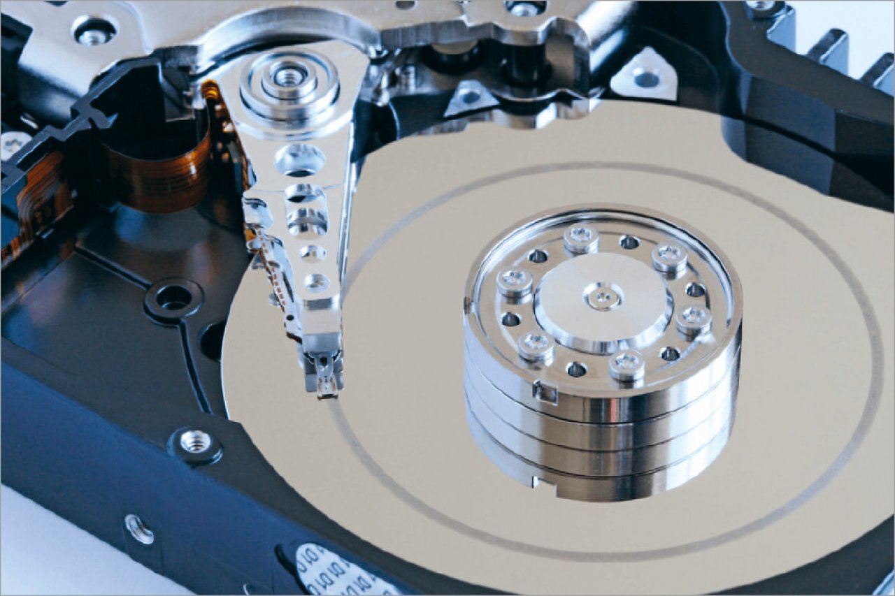[22/09/2025] Der große Vorteil eines RAID-Systems mit mehreren Festplatten: Die Daten werden auf allen im RAID-1-Verbund eingesetzten Festplatten gespiegelt und können daher beim Ausfall einer HDD beispielsweise durch einen Headcrash (siehe Bild) weiterhin genutzt werden.