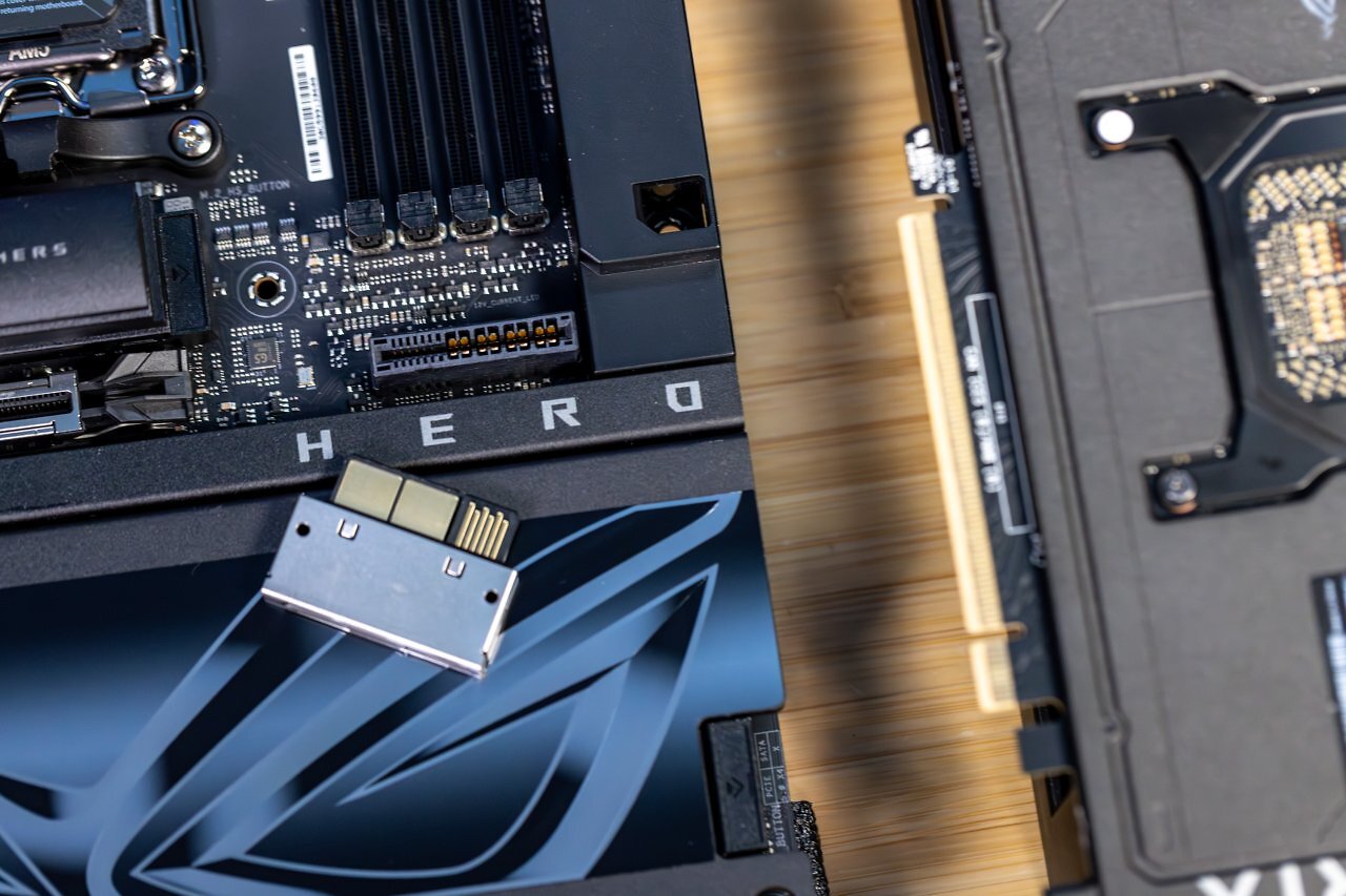 Der zus&auml;tzliche Anschluss &uuml;bertr&auml;gt die Energie direkt vom BTF-Mainboard auf die Grafikkarte.