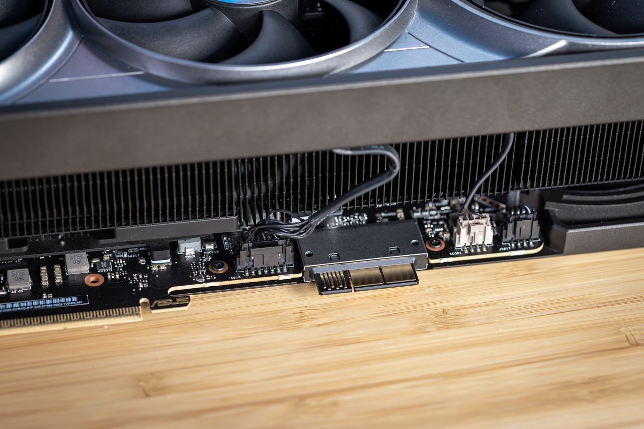 &Uuml;ber den BTF-Connector erh&auml;lt die Grafikkarte Energie direkt vom Mainboard.