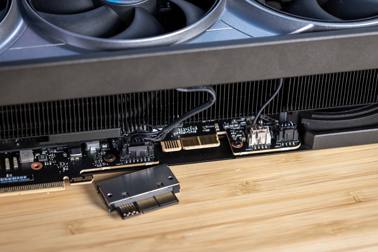 Der BTF-Connector an der Unterseite der Grafikkarte ersetzt den &uuml;blichen 12VHPWR-Stecker im sichtbaren Bereich.