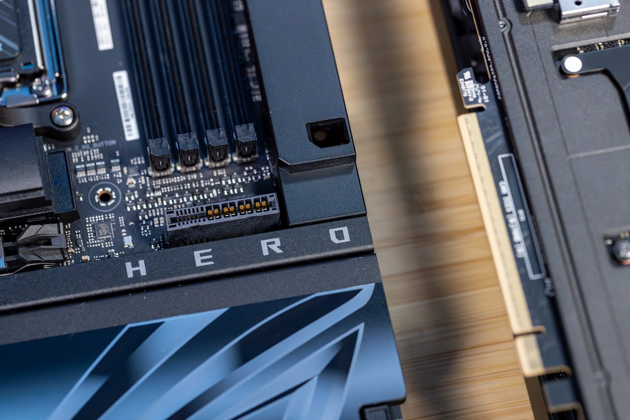 [26/09/2025] Mainboard und Grafikkarte greifen beim BTF-Layout über einen verdeckten Steckplatz ineinander.