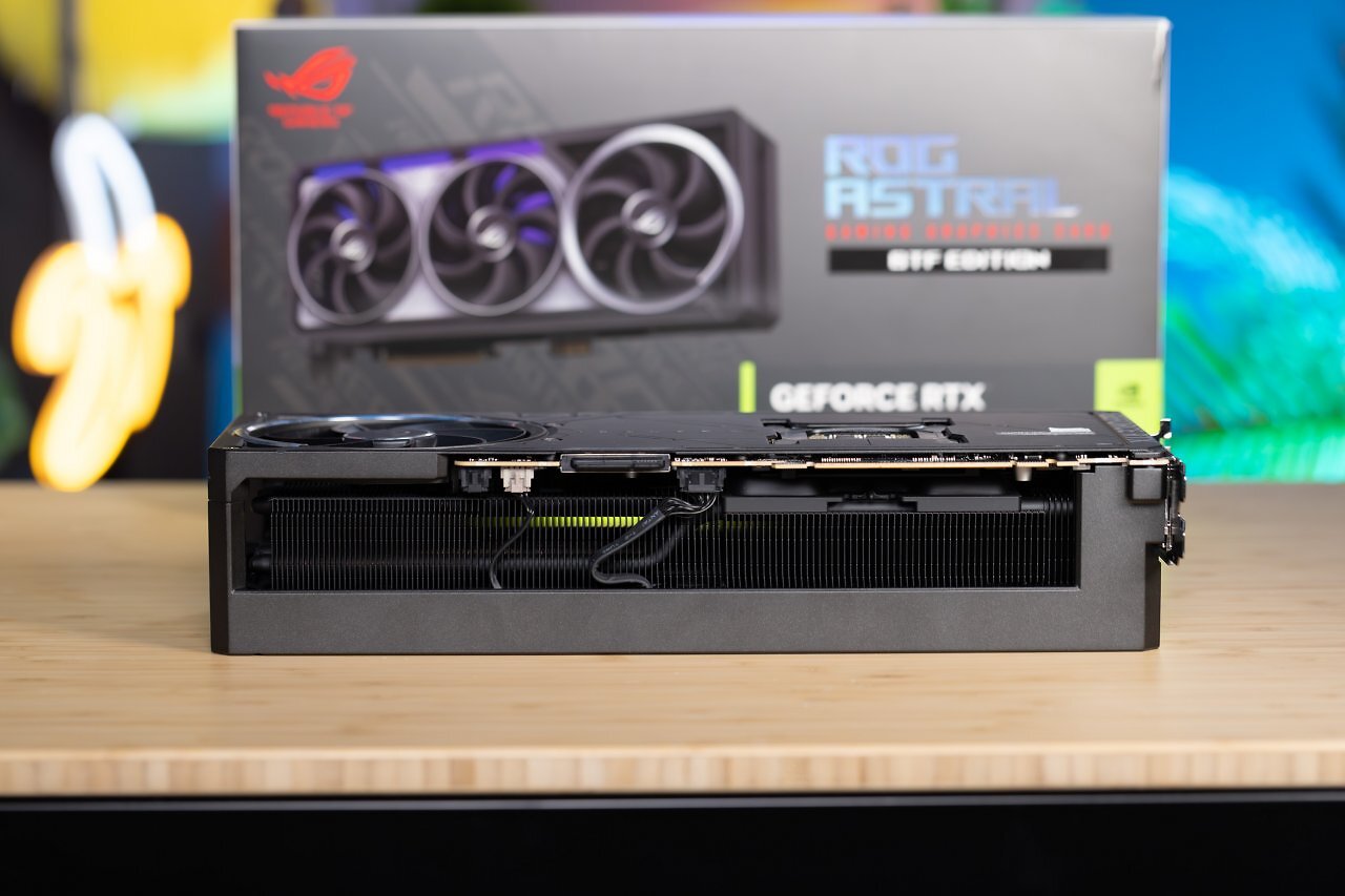 [26/09/2025] Die Asus Astral RTX 5090 BTF verzichtet auf sichtbare Stromanschlüsse an der Oberseite.