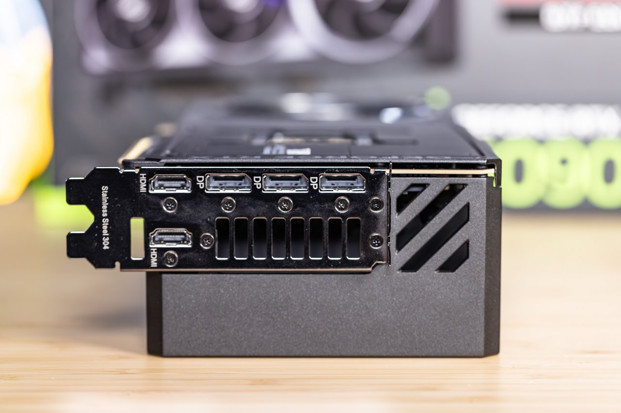 [26/09/2025] Klein ist die Asus Astral RTX 5090 BTF nicht.