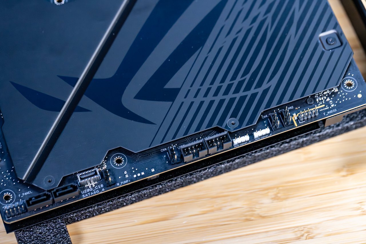 [26/09/2025] An der Unterseite des Mainboards sitzen beim BTF-Layout sämtliche Anschlüsse verdeckt hinter dem Tray.