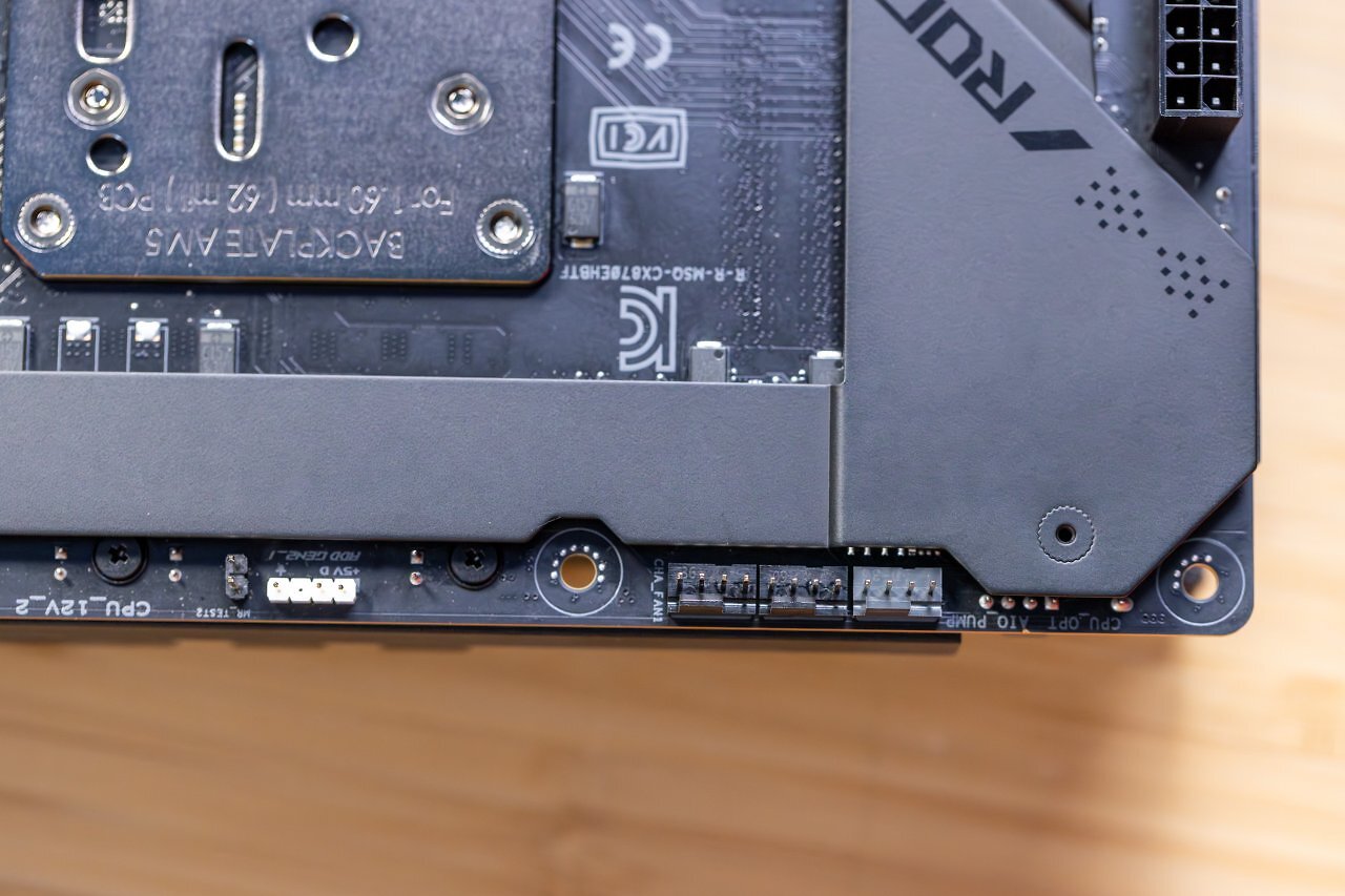 [26/09/2025] Beim Crosshair X870E Hero BTF verschwinden selbst die kleinen Frontanschlüsse hinter dem Tray.