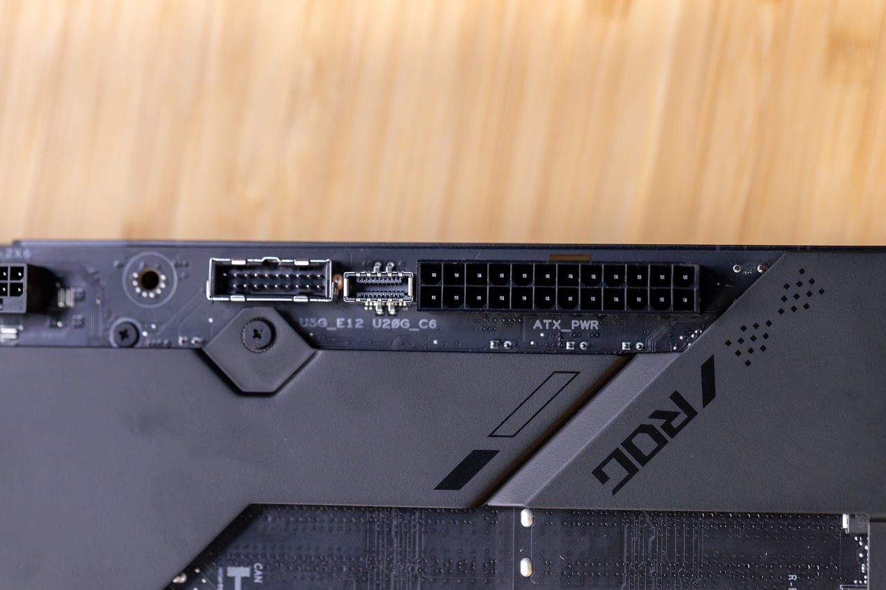 [26/09/2025] Mit dem BTF-Design verschwinden selbst die größten Kabelstränge wie der 24-Pin-Stecker hinter dem Tray.