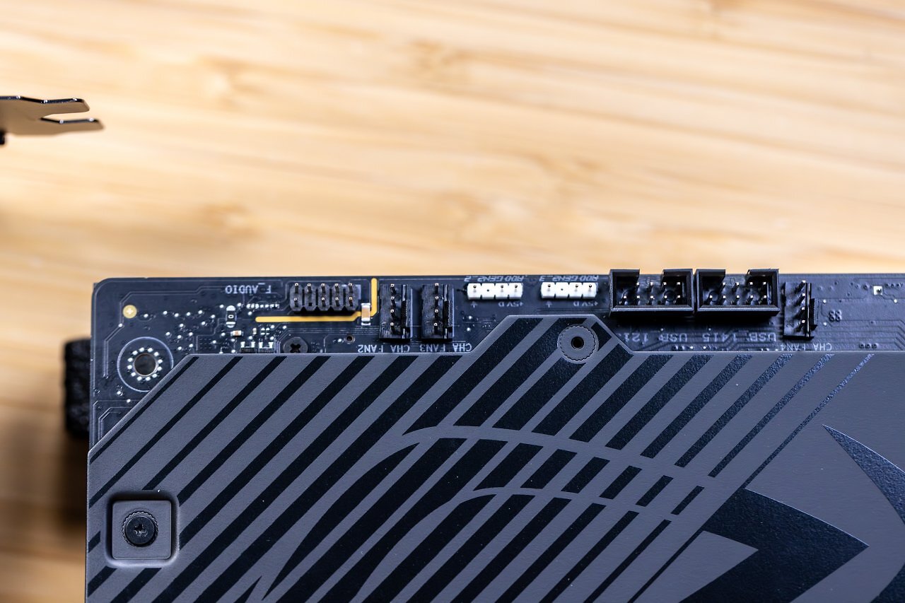 [26/09/2025] SATA-Ports und Zusatzanschlüsse sind beim Crosshair X870E Hero BTF ebenfalls auf die Rückseite gewandert.