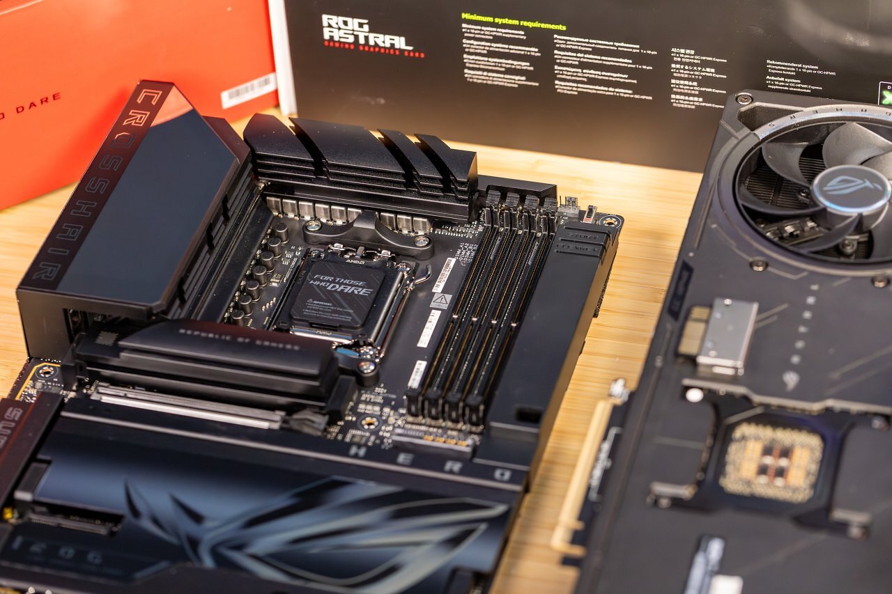 [26/09/2025] Asus ROG Crosshair X870E Hero BTF und Astral RTX 5090 BTF nebeneinander vor dem Einbau.